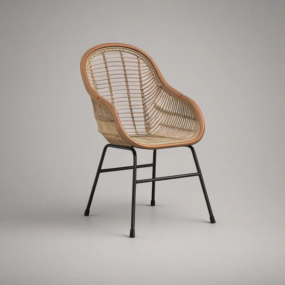 Poltrona em rattan natural com estrutura em aço preto, 62 x 58 x 83 cm